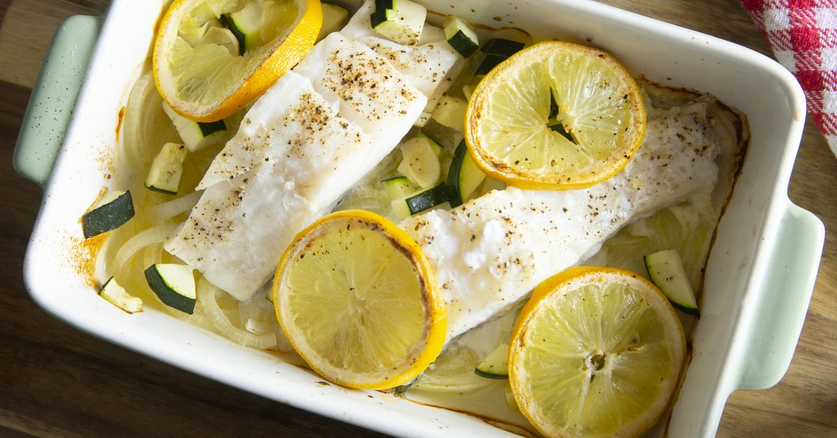Dos de cabillaud cuit au four avec rondelles de citron, oignons et courgettes