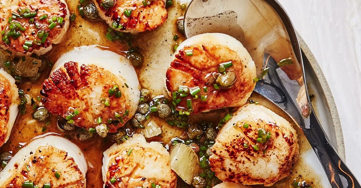 Noix de Saint-Jacques poêlées et bien dorées, servies au beurre avec câpres et ciboulette